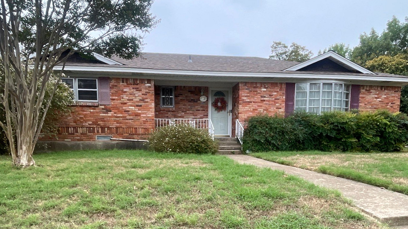 Front view of an East Dallas brick home with newly installed Owens Corning Duration shingles in Teak.